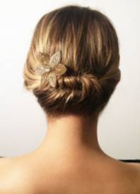 Легкая прическа на короткие волосы Легкая прическа на короткие волосы