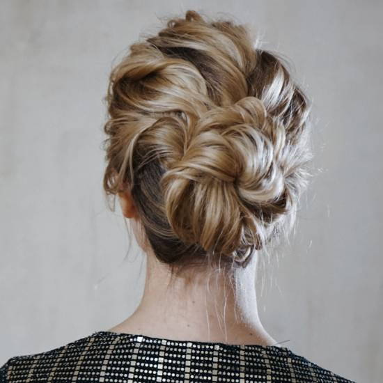 Стильные прически на средние волосы для женщин в 2022 году