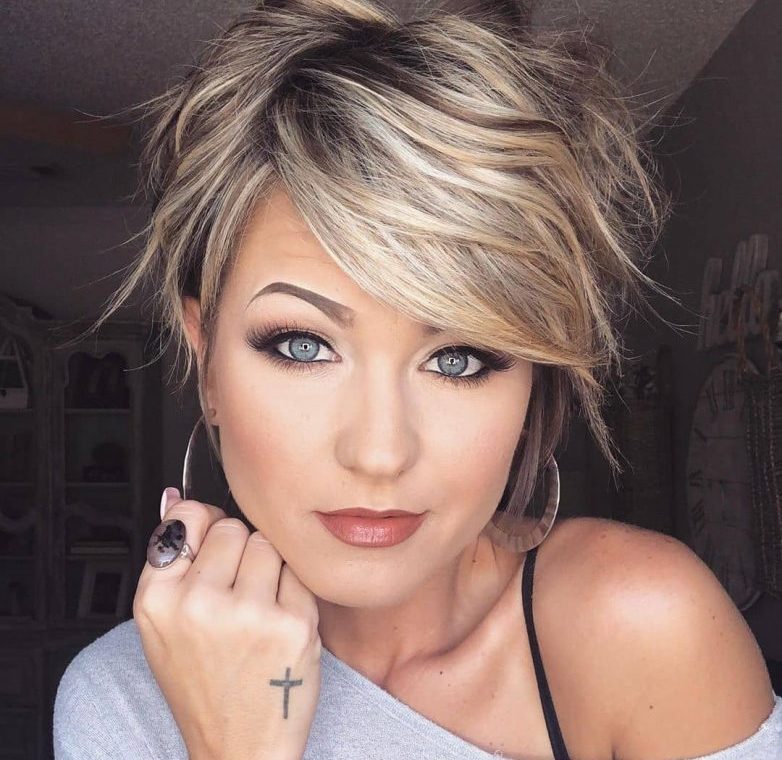 Идеи причесок на средние волосы для женщин в 2022 году