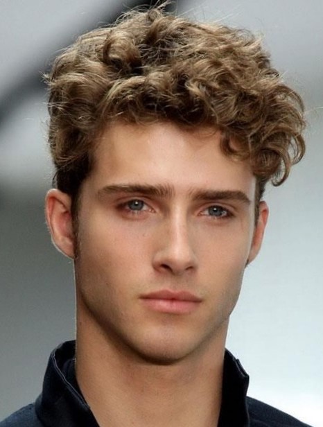 Модная мужская прическа с кудрями Модная мужская прическа с кудрями