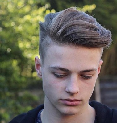 Модные прически на бок для мальчиков с пробором 2022