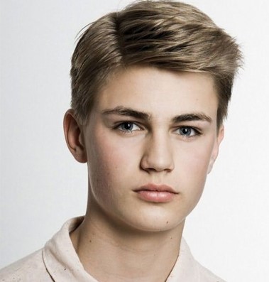 Модные прически на бок для мальчиков с пробором 2022