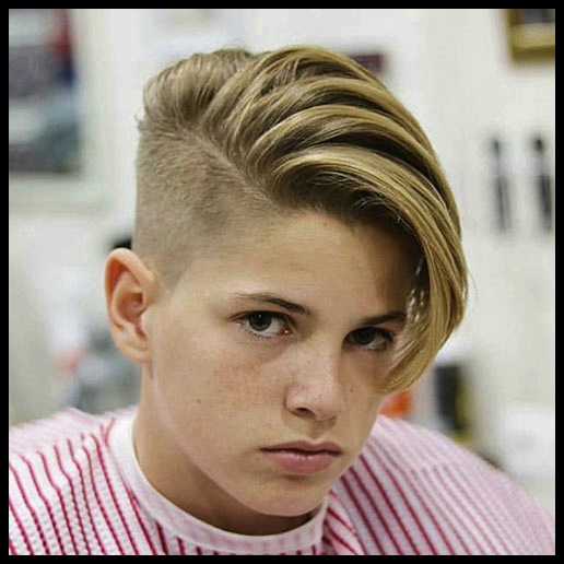 Модные прически на бок для мальчиков с пробором 2022