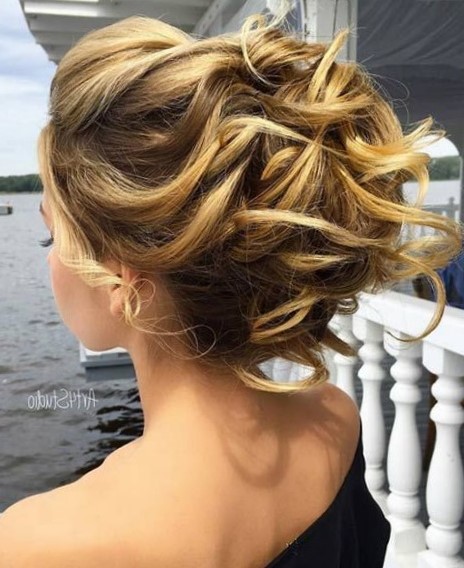 Прически на выпускной на средние волосы Прически на выпускной на средние волосы