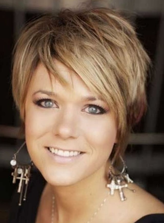 Асимметричная стрижка на короткие волосы Асимметричная стрижка на короткие волосы