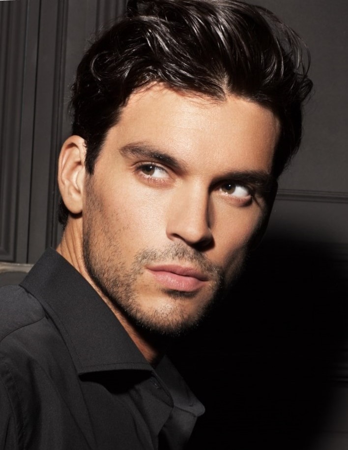 Классическая прическа на средние волосы Классическая прическа на средние волосы