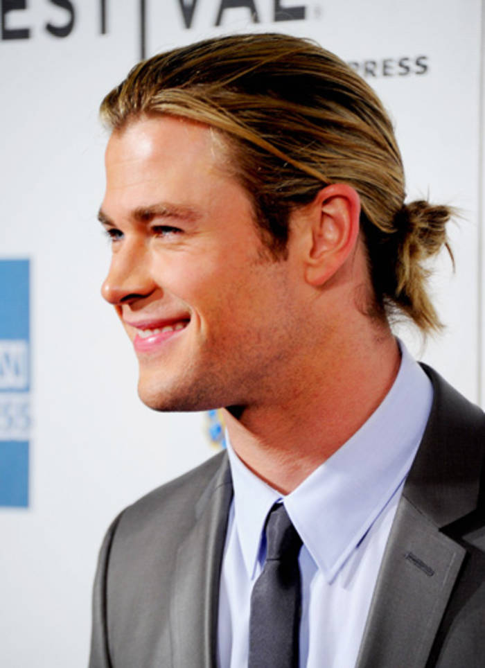 Как называется прическа Криса Хемсворта