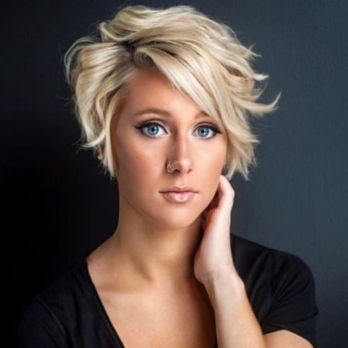 Модные короткие женские стрижки 2022 года