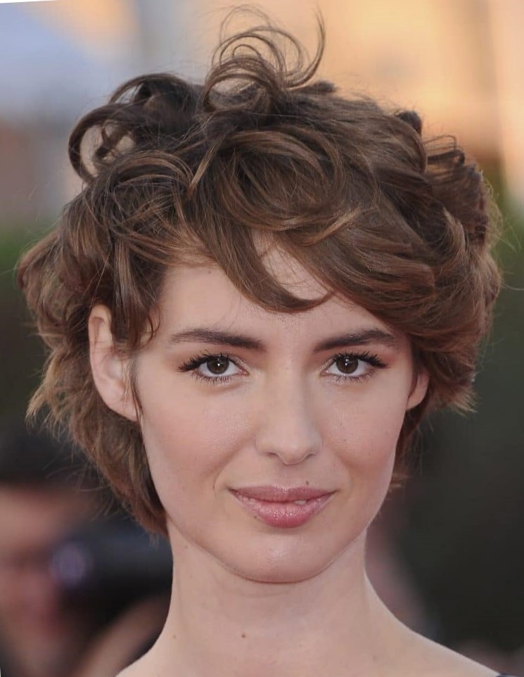 Короткие стрижки на кудрявые волосы Короткие стрижки на кудрявые волосы