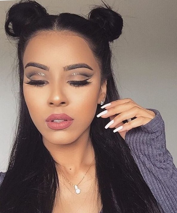 Прическа два пучка в стиле тумблер (тамблер) Прическа два пучка в стиле тумблер (тамблер)