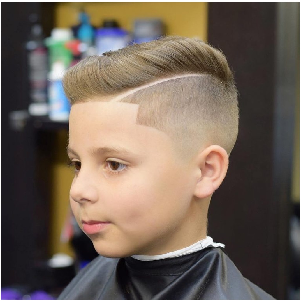 Модные прически на бок для мальчиков с пробором 2022
