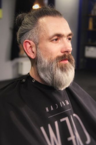 Мужская прическа с хвостиком Мужская прическа с хвостиком