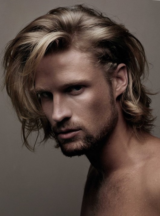 Стильная мужская стрижка на длинные волосы Стильная мужская стрижка на длинные волосы