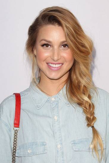 Легкая растрепанность делает образ особенно романтичным