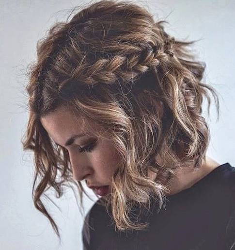 Легкая прическа на короткие волосы Легкая прическа на короткие волосы