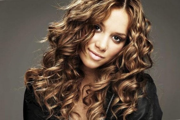 химическая завивка на длинные волосы крупными локонами химическая завивка на длинные волосы крупными локонами