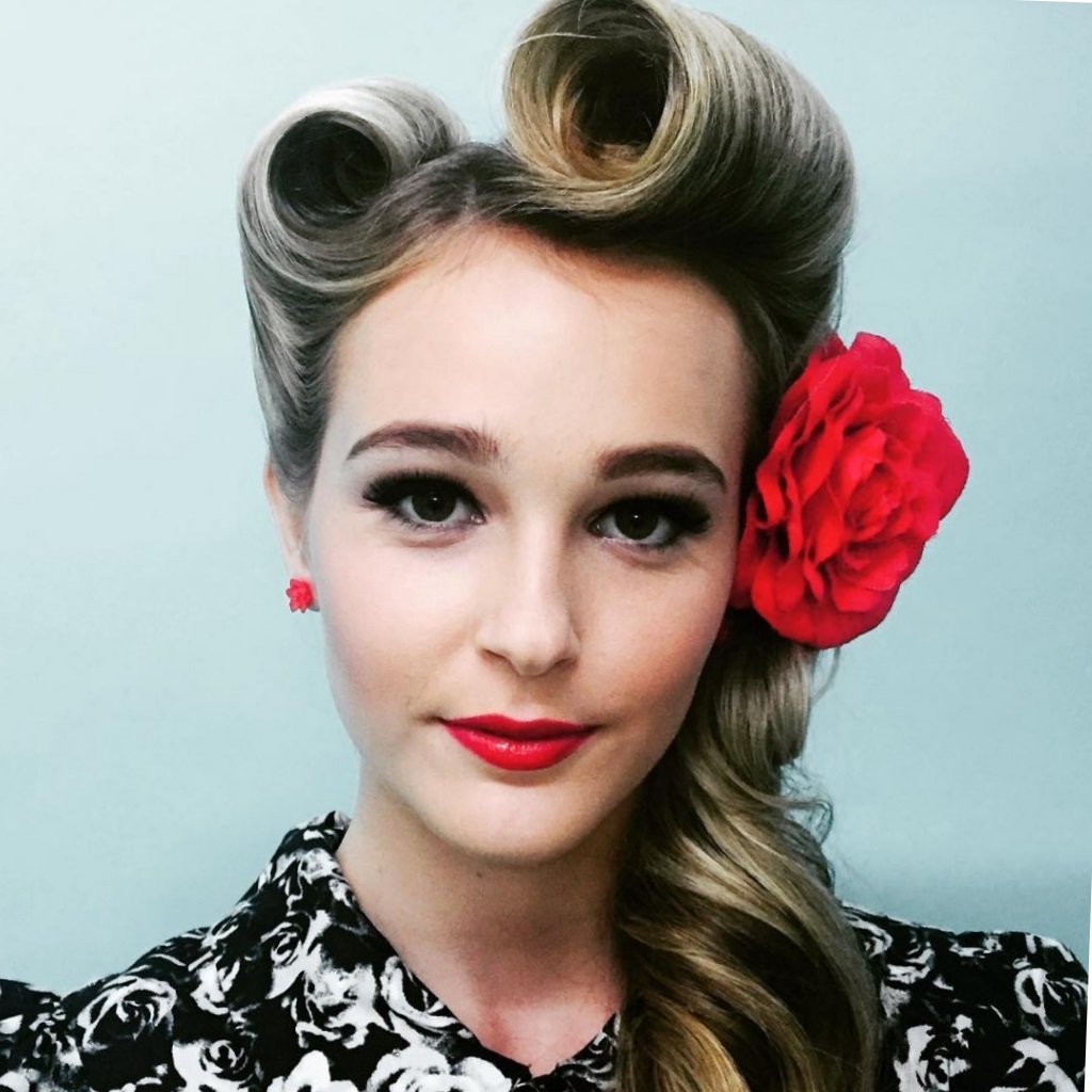 Прически на выпускной на средние волосы Прически на выпускной на средние волосы