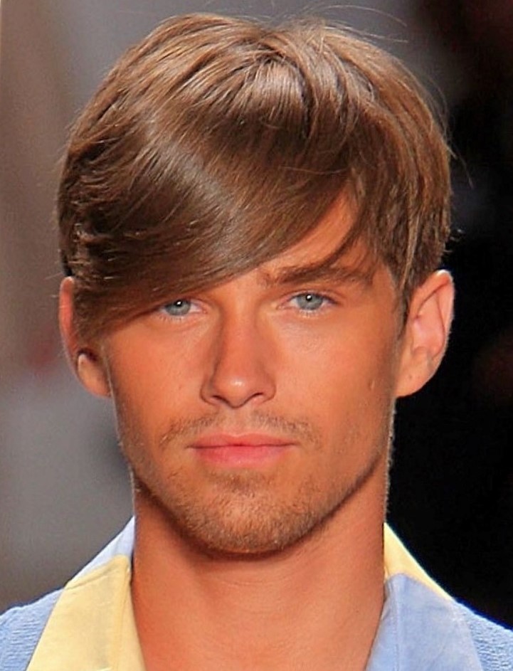 Мужская прическа с густой челкой Мужская прическа с густой челкой