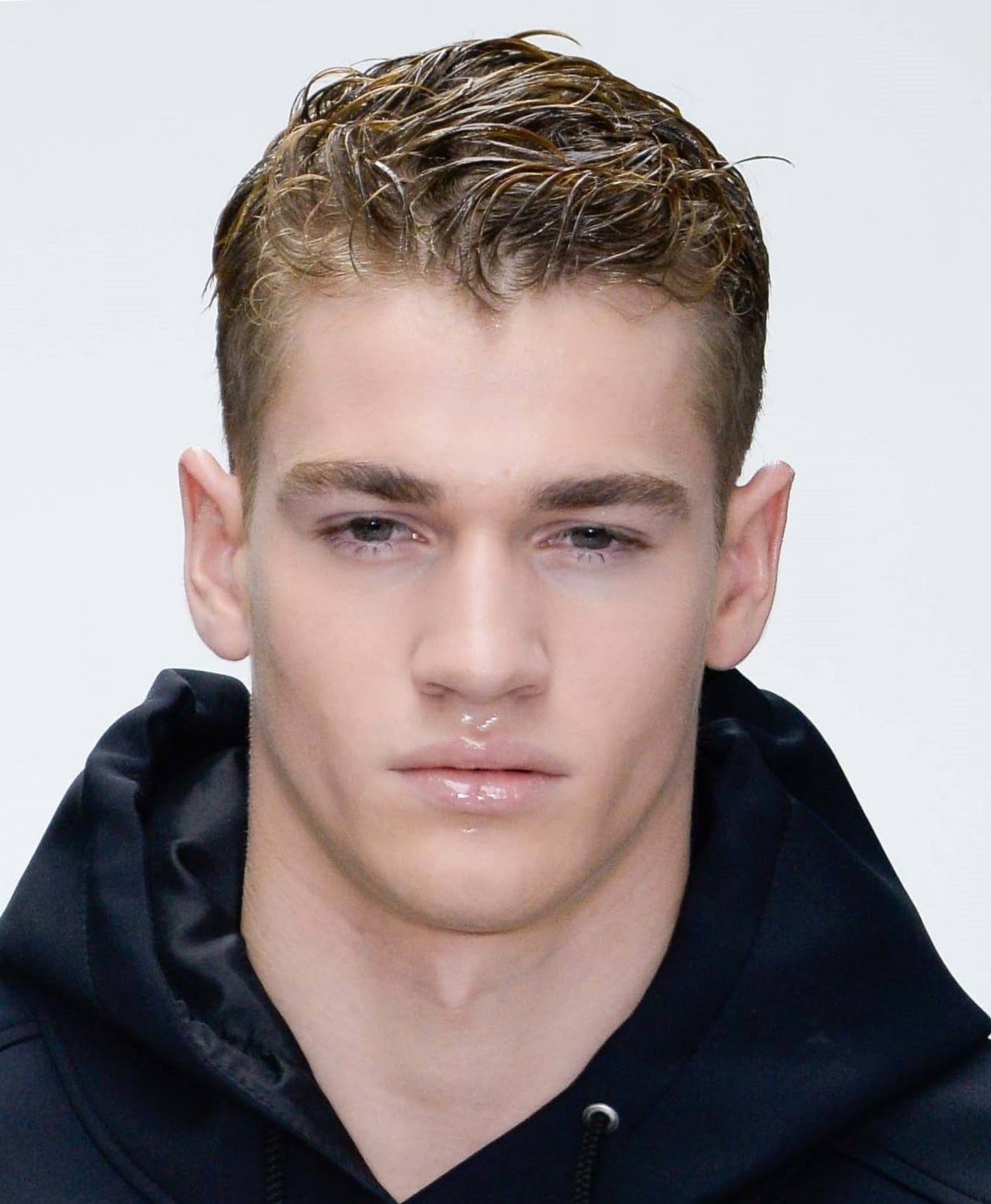 Мужская прическа с эффектом мокрых волос Мужская прическа с эффектом мокрых волос