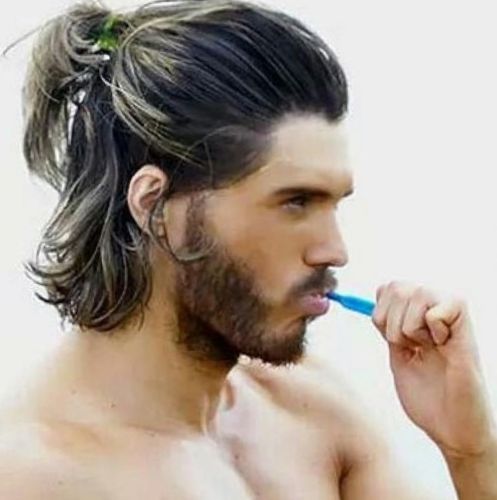 Мужская прическа с хвостиком Мужская прическа с хвостиком