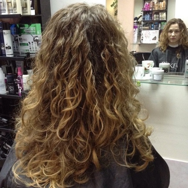 химическая завивка на длинные волосы крупными локонами химическая завивка на длинные волосы крупными локонами