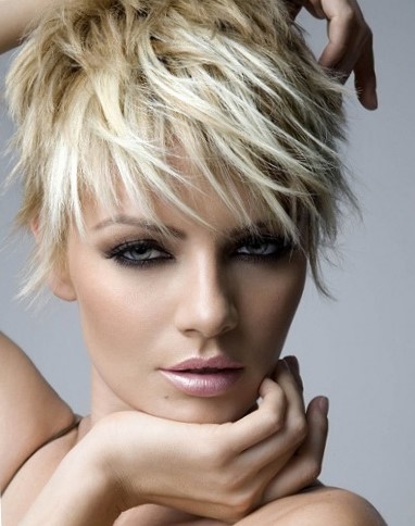 Модная женская прическа в стиле shaggy Модная женская прическа в стиле shaggy