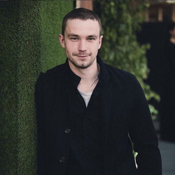 Как называется прическа Александра Петрова - фото