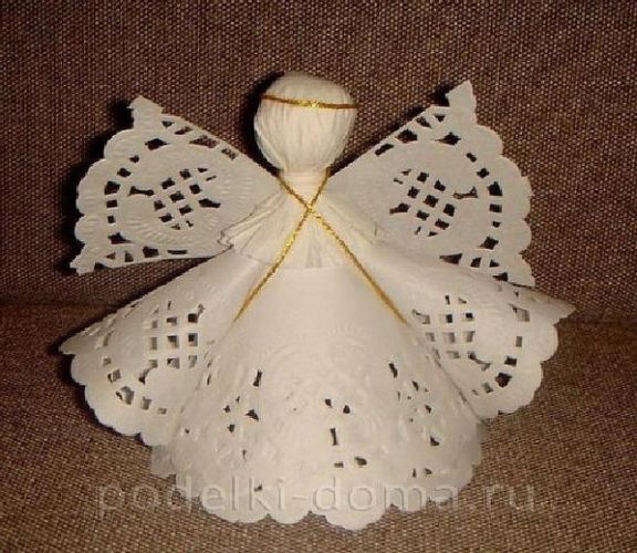 Из ажурных салфеток и золотой нити