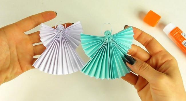 Разноцветные бумажные ангелочки