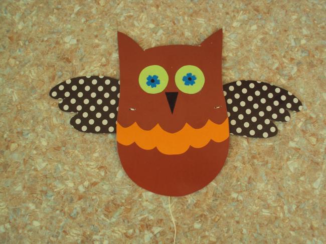 Дергунчик одновременно напоминает бумажную куклу и марионетку