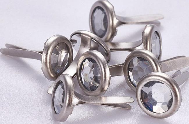 Для создания подвижного крепления лучше всего воспользоваться брадсами