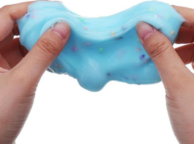 Чтобы сохранить чистоту и структуру слайма, с ним следует обращаться аккуратно