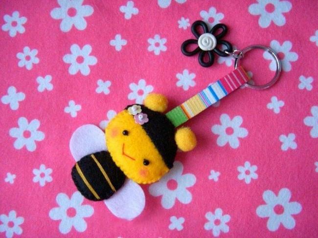 Брелок из фетра