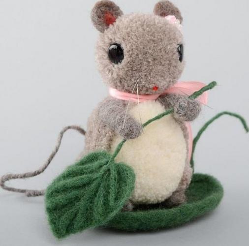 Мышка, сделанная из помпонов