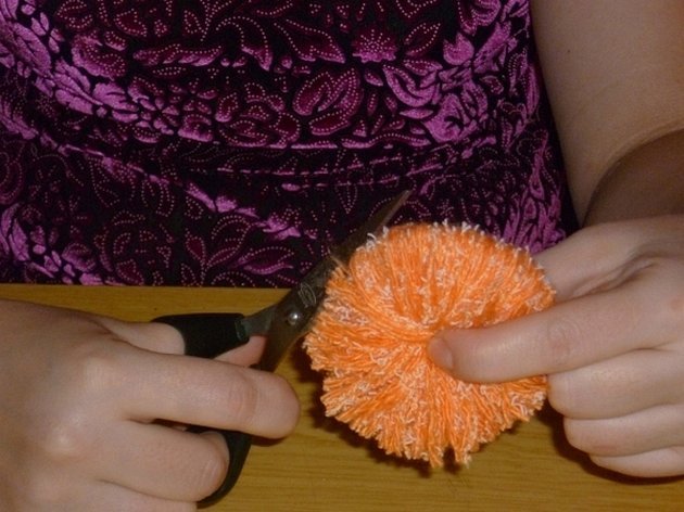 При необходимости подрезать ножницами излишне торчащие кончики отдельных нитей