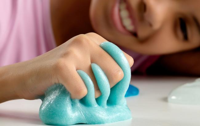 После приготовления лизуна и игры с ним руки моют теплой водой с мылом