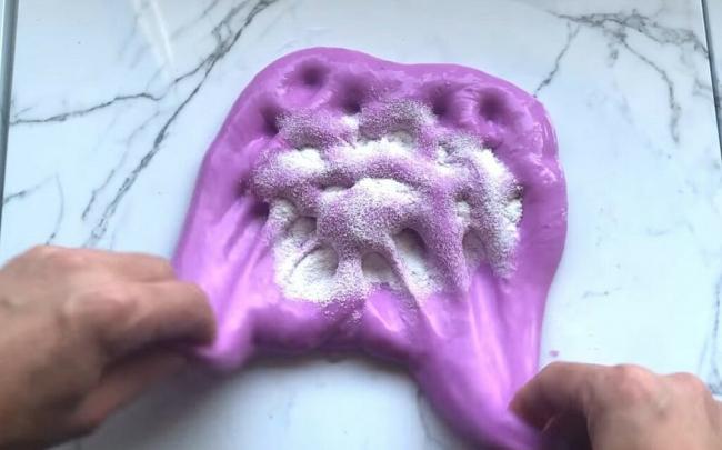 Добавление заменителя снега к массе