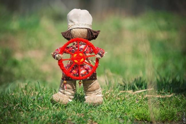 Спиридон Солнцеворот с колесом в руках