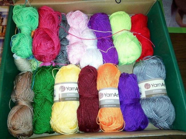 Для крючка подойдут более гладкие нитки, а опытные мастера справятся с любыми