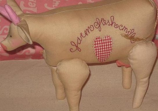 Для изготовления игрушки рекомендуется выбирать простые ткани нежных расцветок