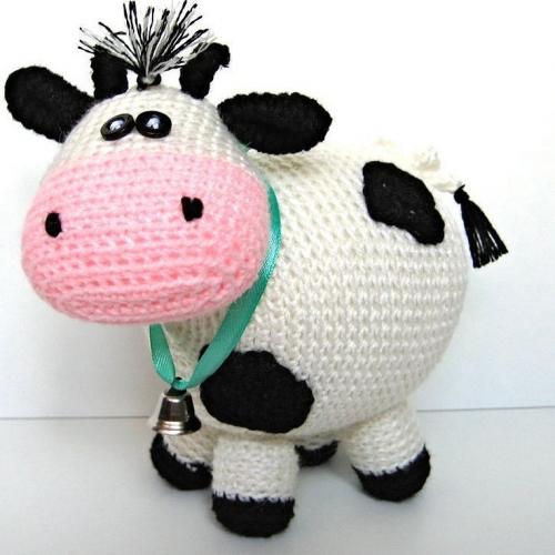 Для красоты можно надеть колокольчик на шею вязаной корове