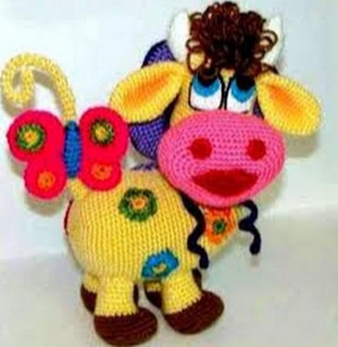 Разноцветные украшения делают игрушку яркой и позитивной