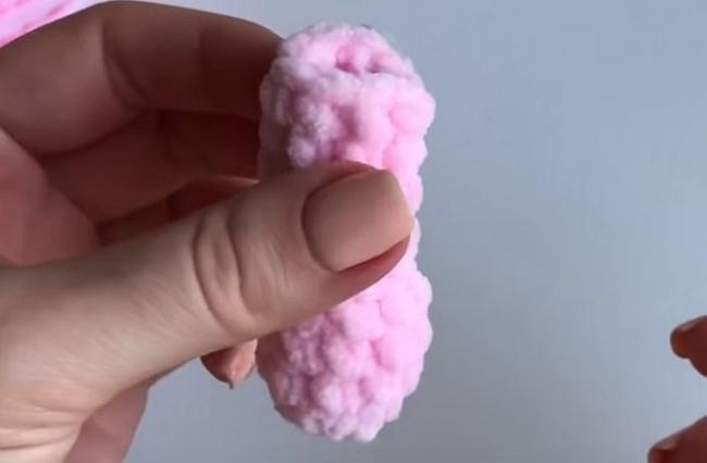 Набитая лапка получается объемной