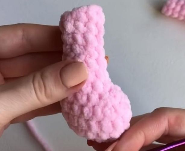 У ножек в нижней части сформированы ступни