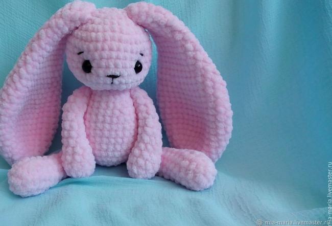 На месте носа вышивают розовый треугольник и небольшую полоску, чтобы образовалась фигура в форме буквы Y