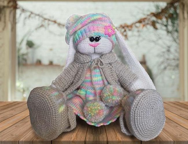 Для готовой фигурки создают набор нарядов, от туфелек до шляпки