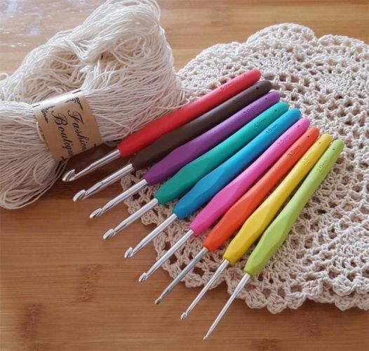 До начала вязания нужно выбрать крючок и пряжу