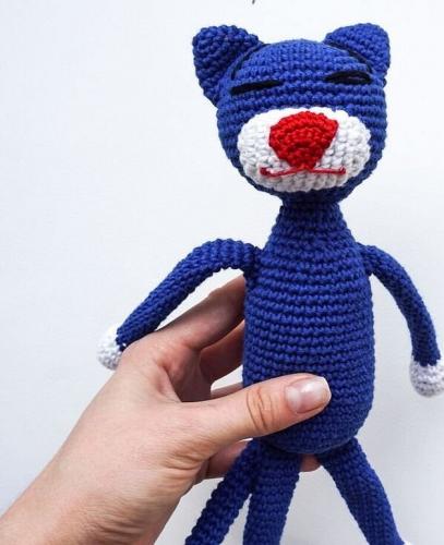 Кот, связанный крючком