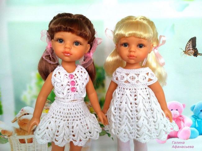 Из хорошей пряжи крючком можно связать великолепный наряд для куклы