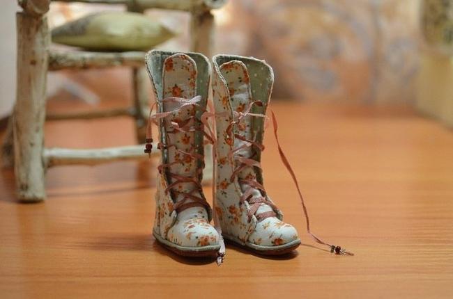 Сапожки для кукол создают по различным методикам